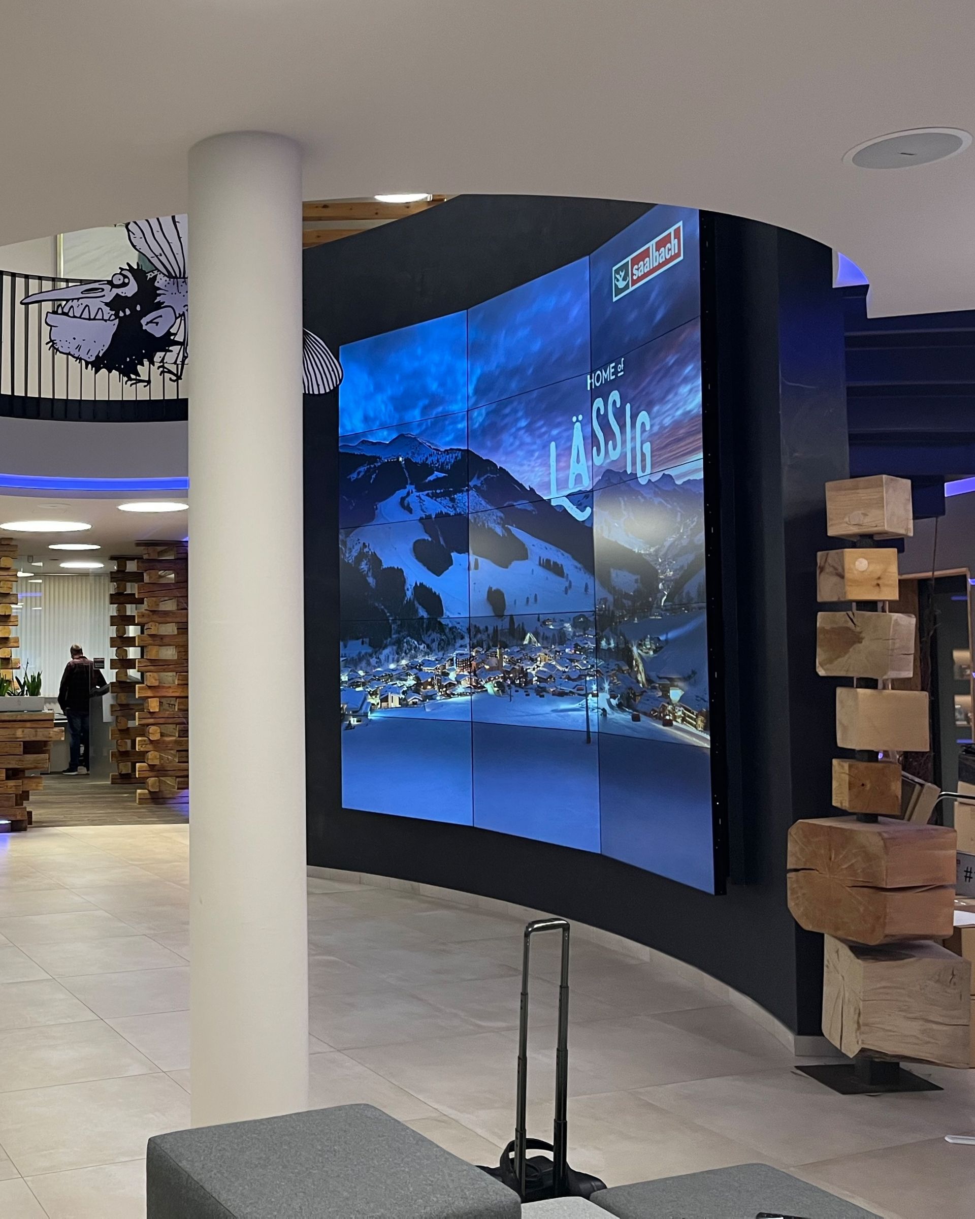 Large screen on the wall, which is used as a digital signage system by CANCOM Austria.