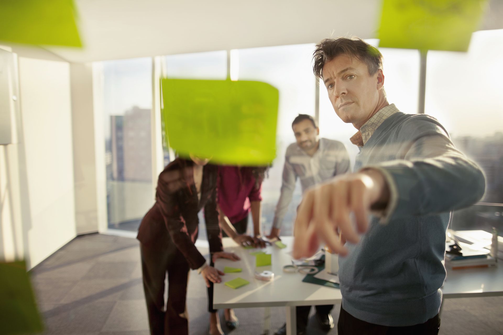 KBC2410 Business Leute beim Brainstormen mit Post Its